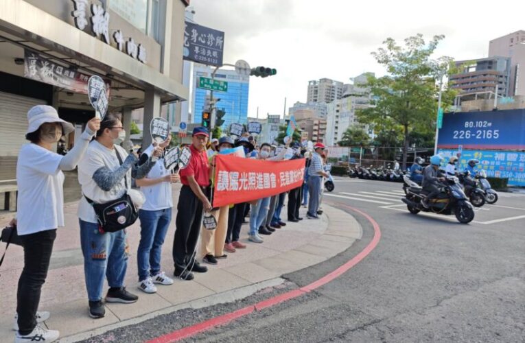 國民黨高雄路口快閃宣導國會改革　上百民眾自發舉牌表支持