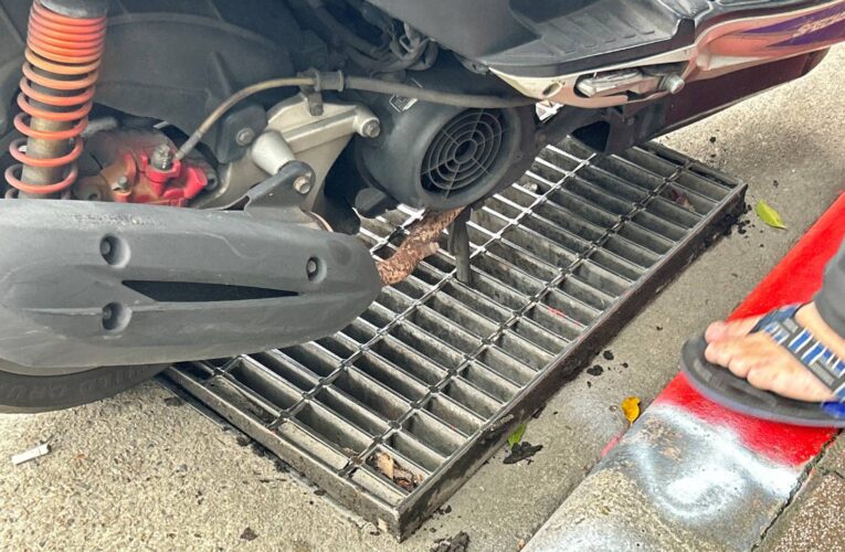 機車中柱卡水溝蓋｜警民合作迅速解困