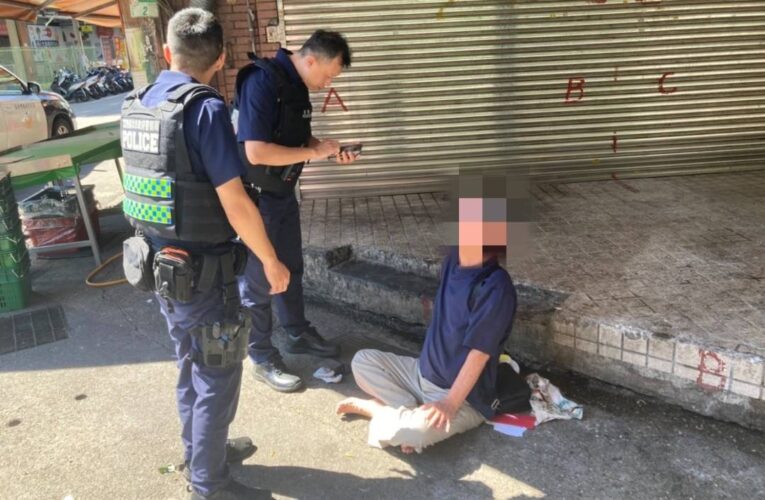 酷暑老翁熱暈跌坐路邊丨文一警暖心協助安全返家