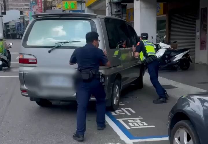外籍男車輛拋錨路中 中市警烈日之下揮汗協助排除危機