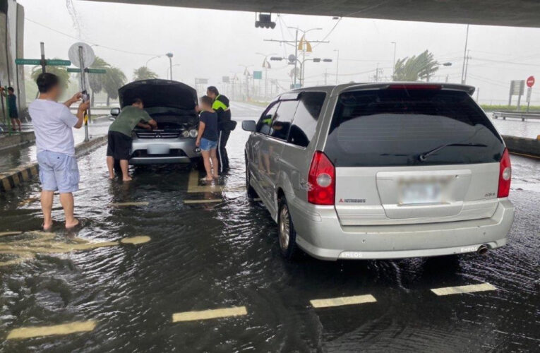 凱米颱風來襲暴雨淹水 東港警深入災區多次救援
