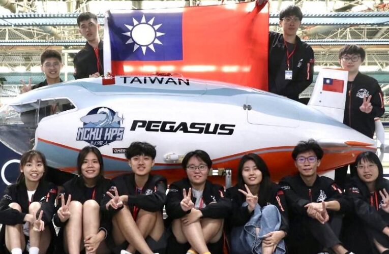 歐洲國際人力潛艇競賽 成大討海人團隊破記錄首度完賽