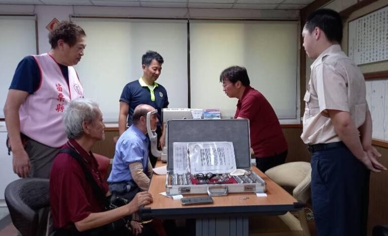 苗栗榮服處眼鏡驗光巡迴 服務榮民長輩