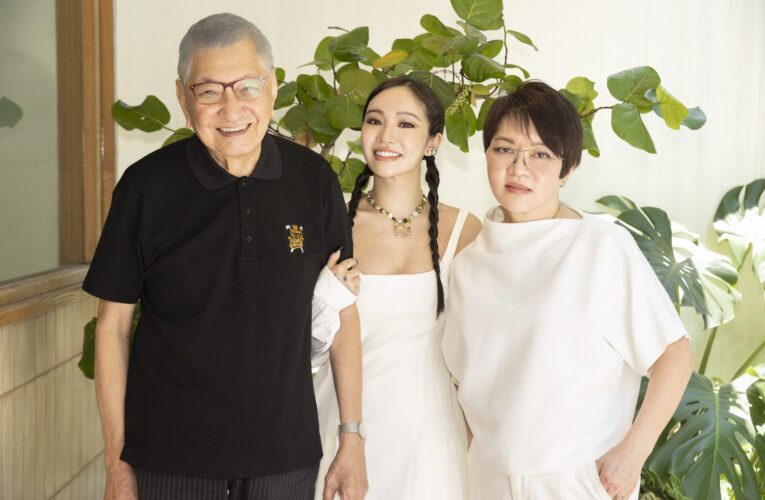 陳芳語Kimberley赴包裝廠簽下100個名 望幸運粉絲拆盲盒中獎