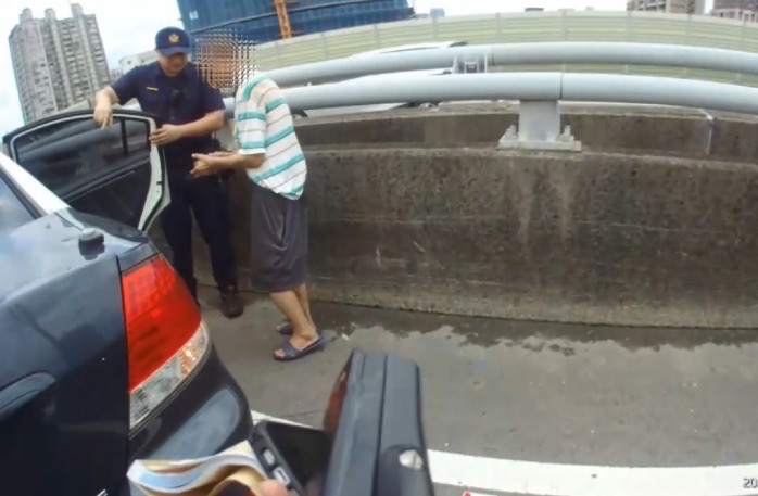 9旬老翁心神不寧誤走上65快速道路｜板橋熱心警即時護送安全返家