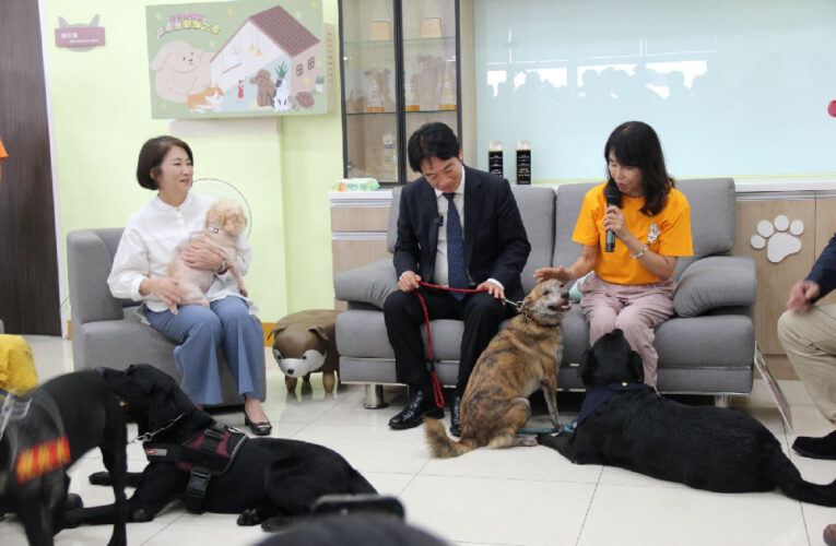屏東縣動物之家揭牌 舊軍營變身毛小孩樂園  全國首座綜合動物生命教育園區 賴總統率先認養截肢流浪犬