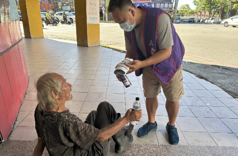 酷暑透心涼  共助寒士渡難關