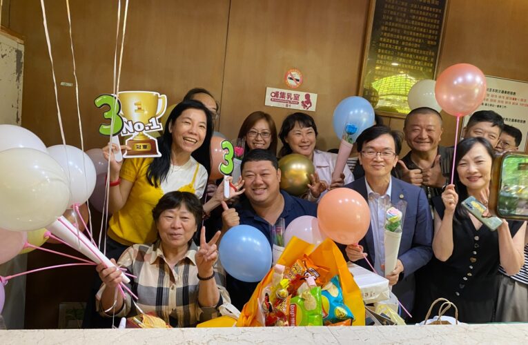 櫃檯服務滿33年屆退｜離情歡送陳秀華好人緣