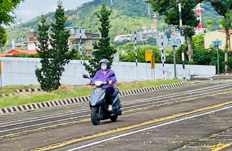參加不老騎士駕訓班　新竹區監理所助您完整學習防禦駕駛保平安 