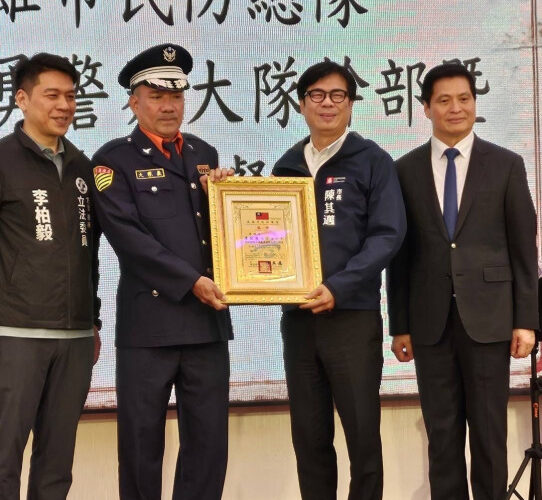 頒發義交大隊長吳俊毅派令  陳其邁期許及感謝持續為民服務