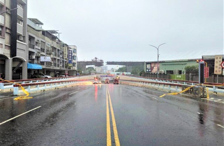 誤闖淹水地下道　長榮警涉水推車助平安