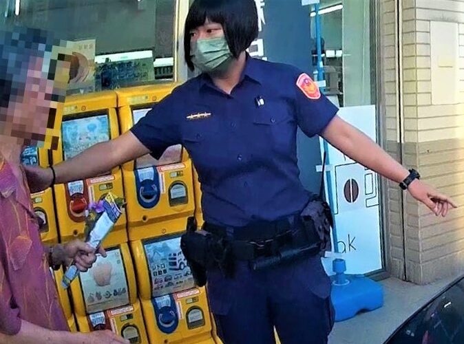 北門女警人美心善　暖心樂助迷途失智婦返家