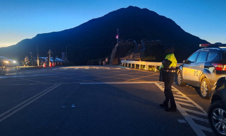 合歡山武嶺車聚看日出  警聯合稽查取締違規