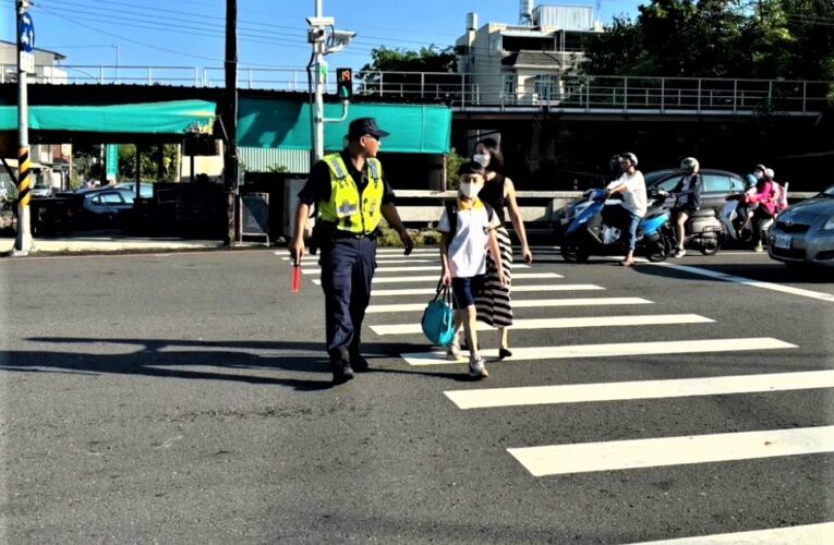 配合護童專案　公園警交通疏導護學童