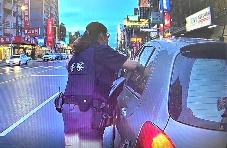 汽車故障停路中　八掌警熱心助推車