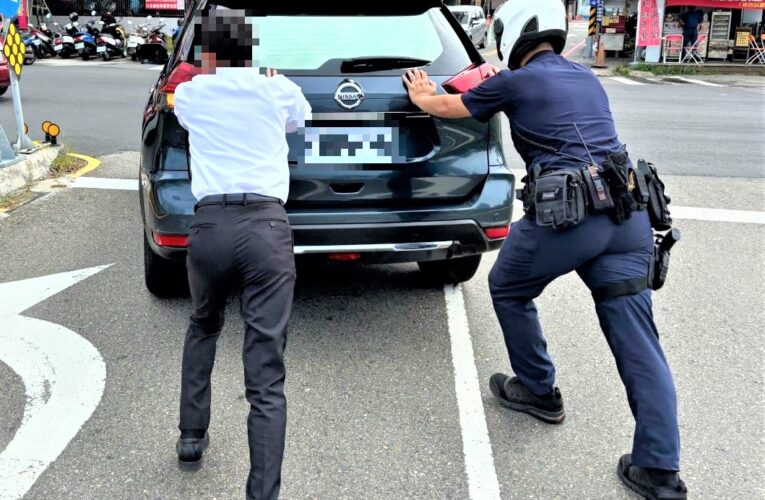 車輛沒油卡路中　後湖警幫忙推車神救援