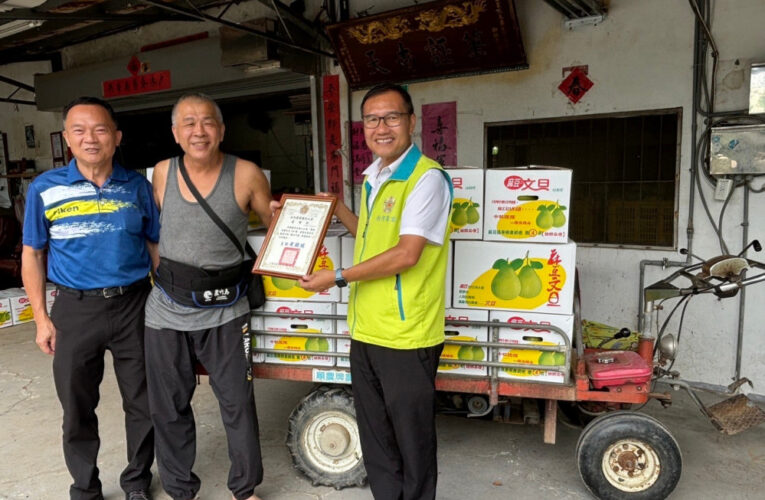 榮民李雅雄秋節前贈文旦 關懷白河榮家住民