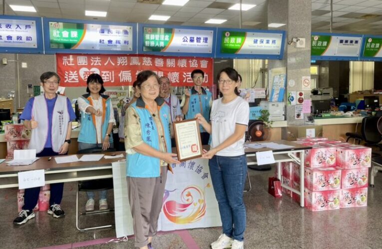 翔鳳慈善關懷協會前進田寮致贈當地弱勢家庭麻豆文旦 提前賀中秋