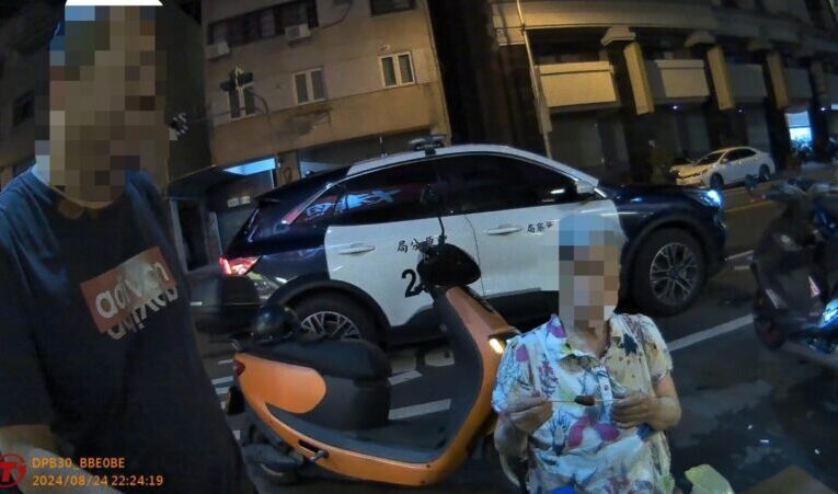 8旬婦走進烤肉店啃生肉 店家嚇呆報警
