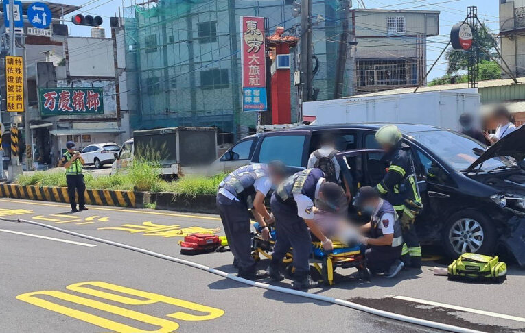 車禍路面散落碎片及油漬  湖內警一小時內迅速排除