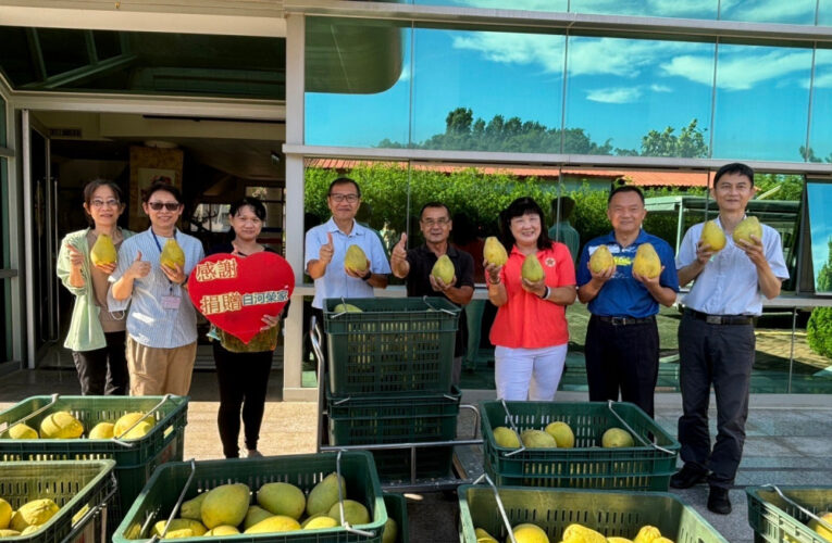 柚農馮文彬贈文旦 愛心送暖至白河榮家