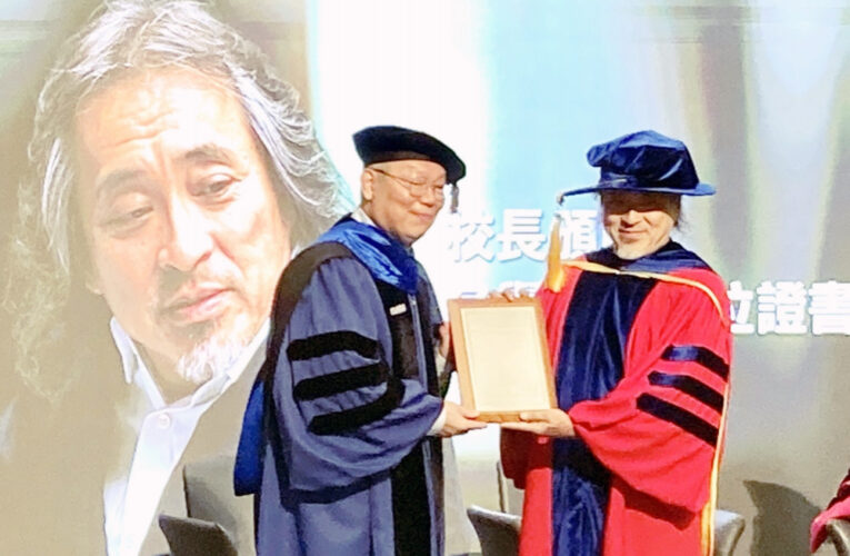 著名建築師姚仁喜　榮獲陽明交大頒授首位名譽藝術學博士學位