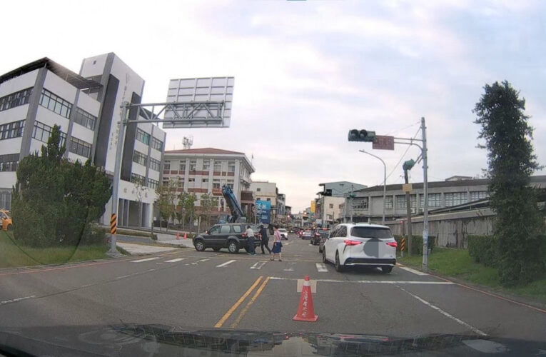 ９２歲翁駕車「刁車」好慌張  中興警民合作協助脫困