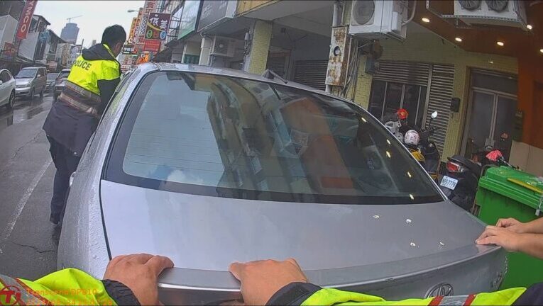 小客車拋錨路中 中市警大雨中助推車