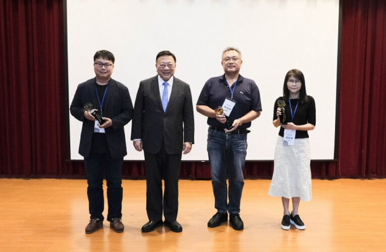 教師節表揚優秀教師　中華大學學子手寫溫馨賀卡謝師恩