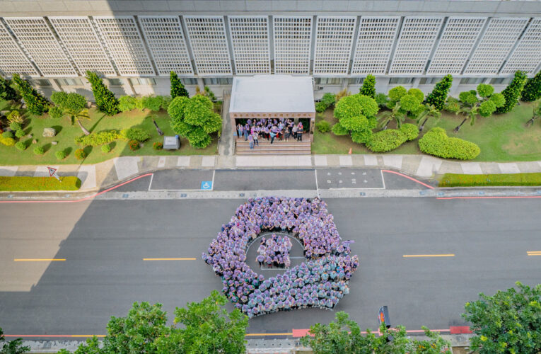 園管局高屏分局週年茶會 400人快閃排局徽