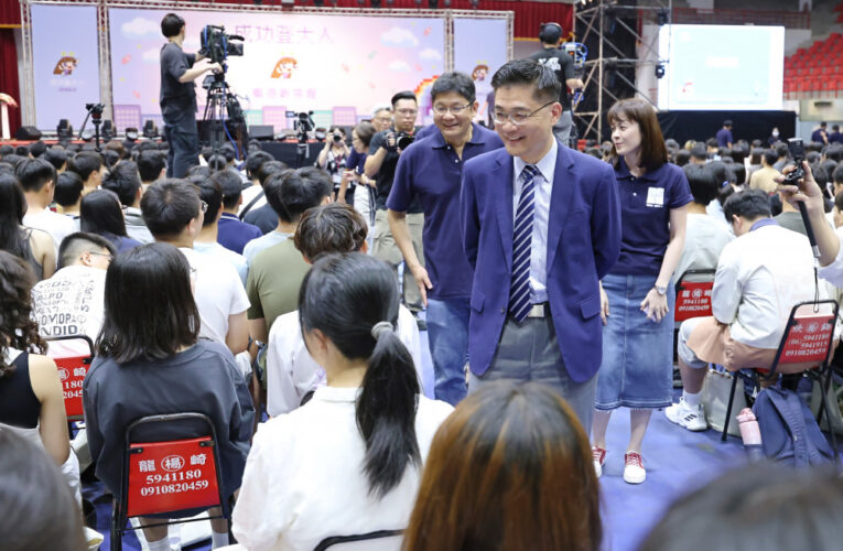 成大成功登大人新鮮人成長營 沈孟儒勉新生團結共榮：同行致遠