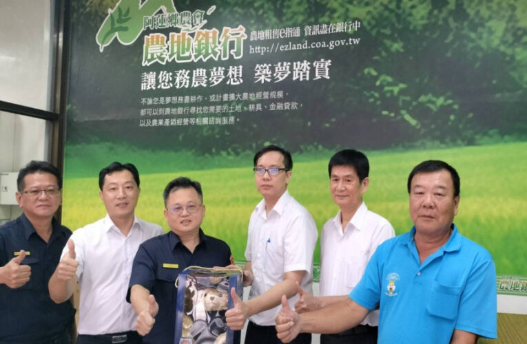 警民合作築防線  湖內分局頒贈警察熊感謝阻詐英雄