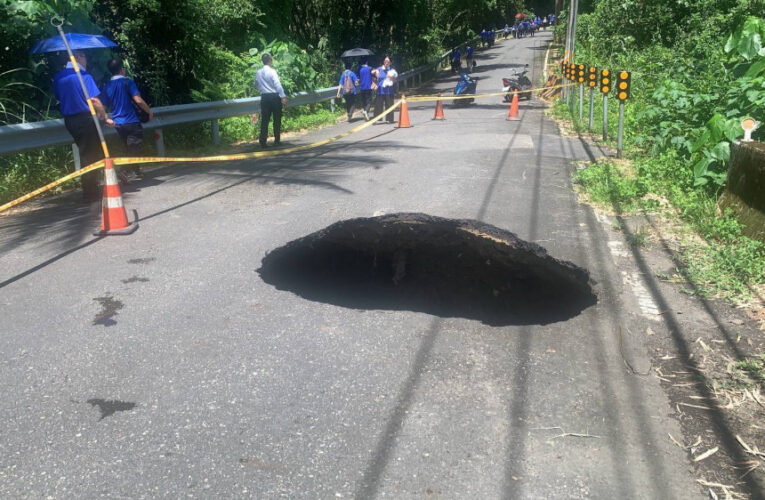 六龜高131線道9.8k處驚見天坑   警方到場交通管制