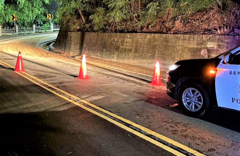 路上滿佈爛泥巴　長竹警維安全急警示
