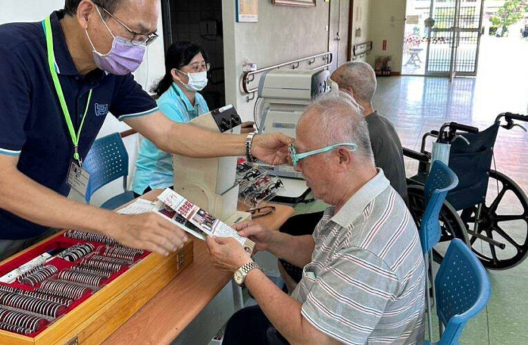屏東榮家安排配鏡巡迴服務  關懷住民長輩視力健康