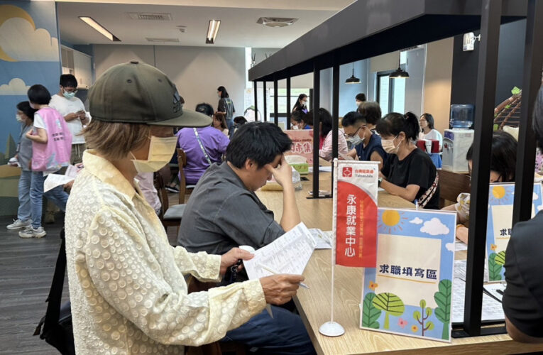 永康就業與民眾歡樂過秋節！捐款義賣助弱勢