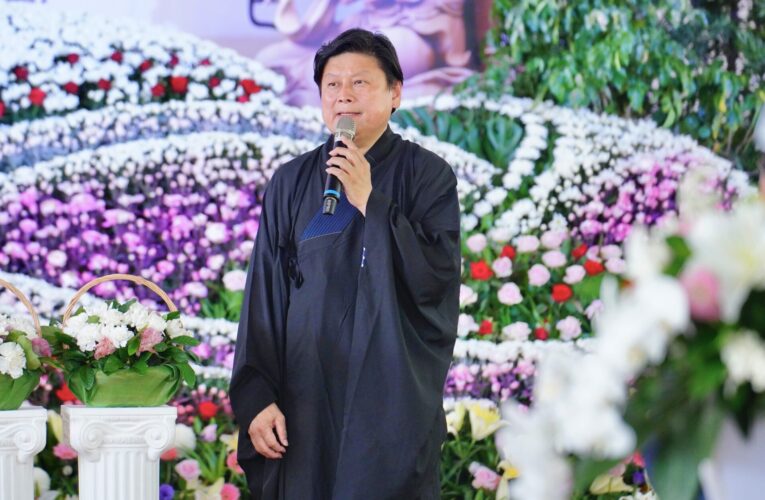 傅崐萁母親告別式藍白要角到場　感謝柯文哲排除萬難來致意