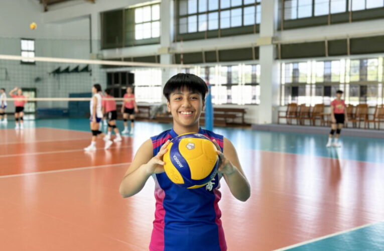 U17世錦賽獲獎  高市教育局吳文靜副局長至中山工商 親自嘉勉女排國手李莙妮