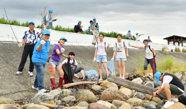 國際扶輪3462地區千人齊聚彰化漢寶濕地淨灘