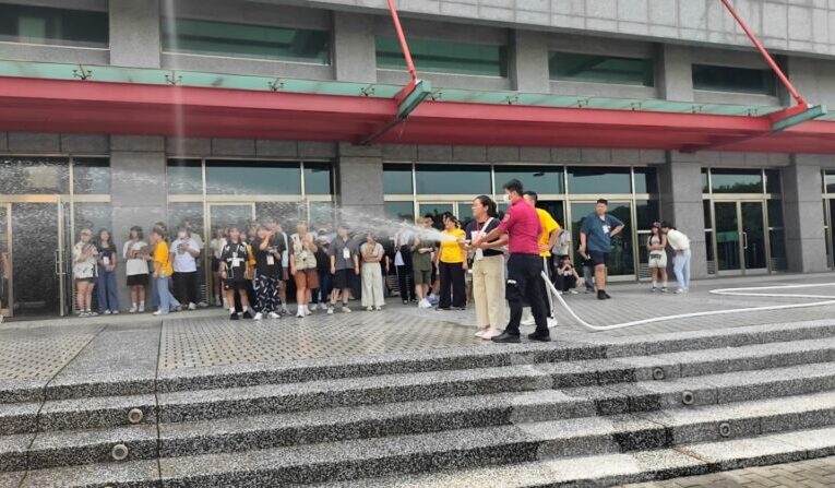 大學新鮮人體驗滅火好震撼  高市消防深入校園防火宣導