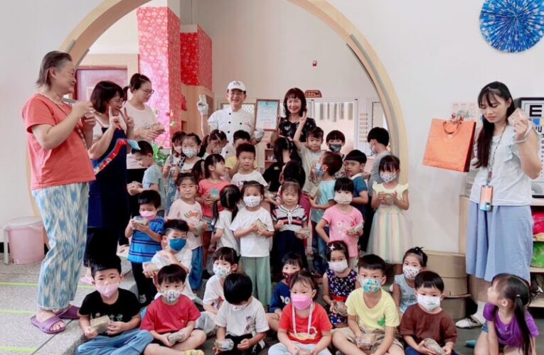 火焰蟲客語非營利幼兒園小朋友 用歌舞手作鳳梨酥歡慶伯公生日