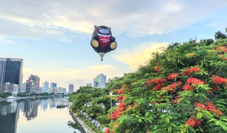 「2024高雄愛．月熱氣球」 高雄熊熱氣球萌翻愛河
