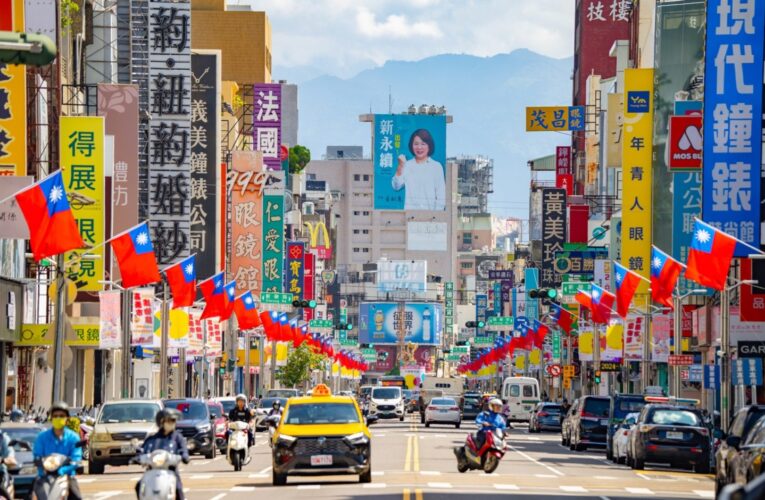 嘉義市旗海飄揚　大白熊揪「熊粉」來嘉迎接國慶、賞美景