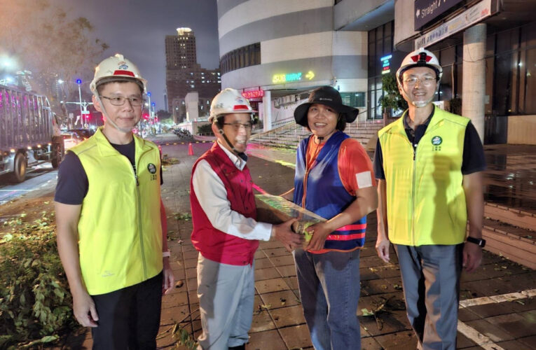 高雄主要道路樹障已搶通　林欽榮夜間視察次要道路樹木傾倒排除