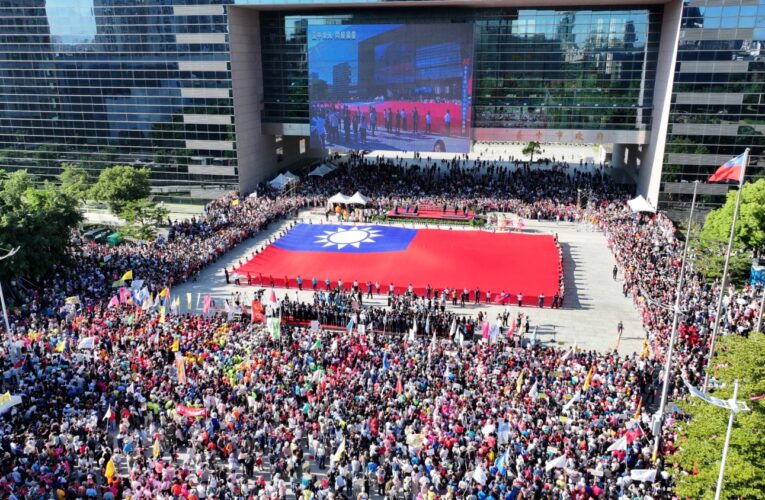 全國最大國旗震撼登場！ 2萬人齊聚府前廣場慶雙十　盧市長：台中榮光、閃耀國慶