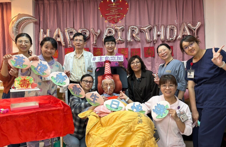 百歲榮民黃爺爺紀壽 嘉義榮院陳正榮院長率服務團隊與家屬齊慶生