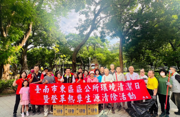 颱風過後公園落葉掉滿地東區區長與台南大遠百同仁一起整理環境
