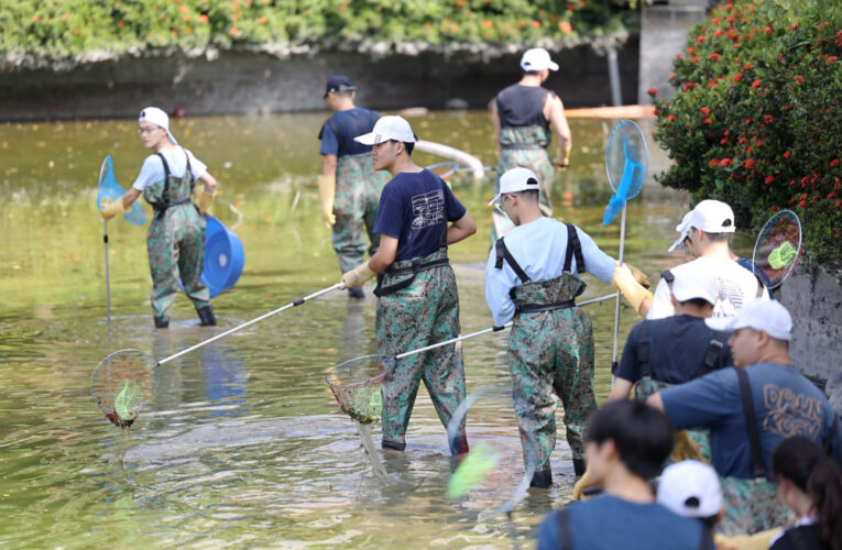 相隔15年清淤！成大學生下水開挖成功湖竟是這秘寶