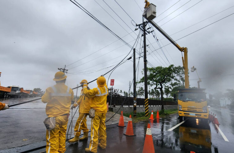 強颱康芮造成逾3772戶停電 台電新營區處全力搶修中