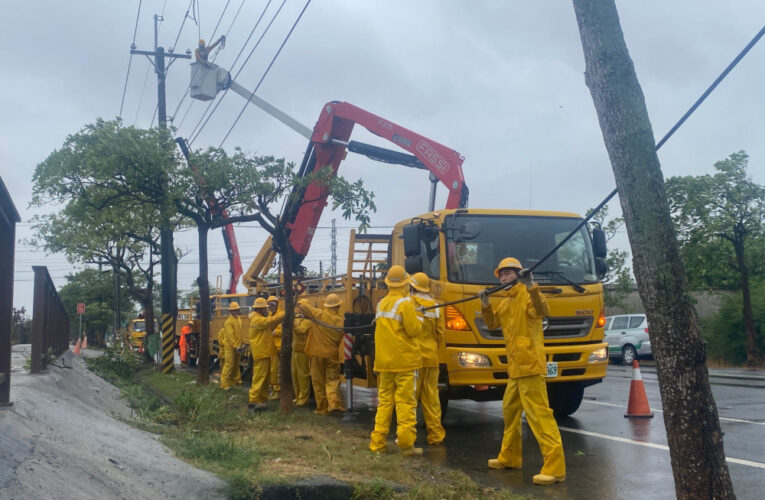 強颱康芮登陸  台電新營：累計近萬戶停電1892戶全力搶修中